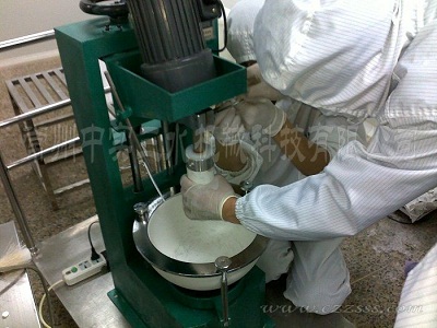 藥粉研磨機現(xiàn)場實拍1